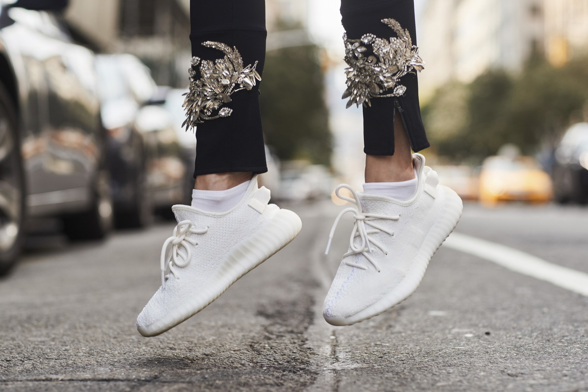 Buty, torebki, okulary przeciwsłoneczne, biżuteria, nakrycia głowy - street fashion na New York Fashion Week SS18
