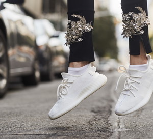 Buty, torebki, okulary przeciwsłoneczne, biżuteria, nakrycia głowy - street fashion na New York Fashion Week SS18