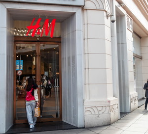 Sukienka z H&M w stylu "Rich Mom energy"