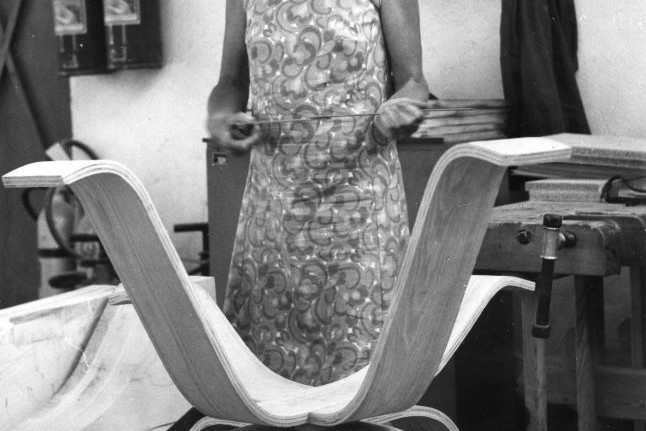 Maria Chomentowska przy eksperymentalnym meblu ze sklejki, IWP, około 1962