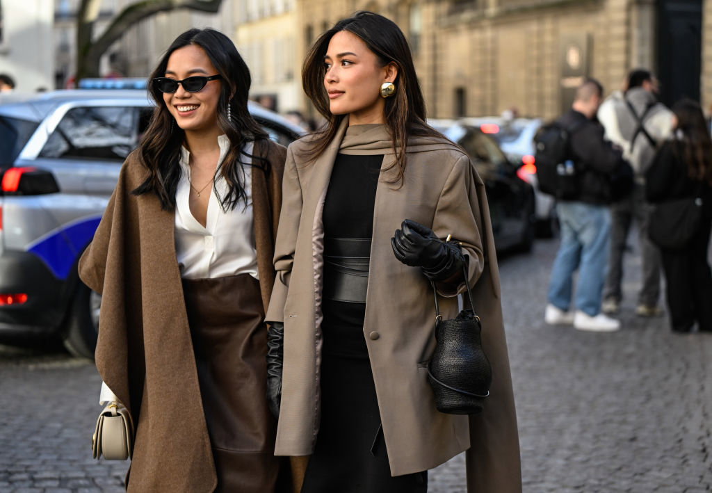 Cape coat – peleryna zamiast płaszcza. Trend Saint Laurent na jesień 2025