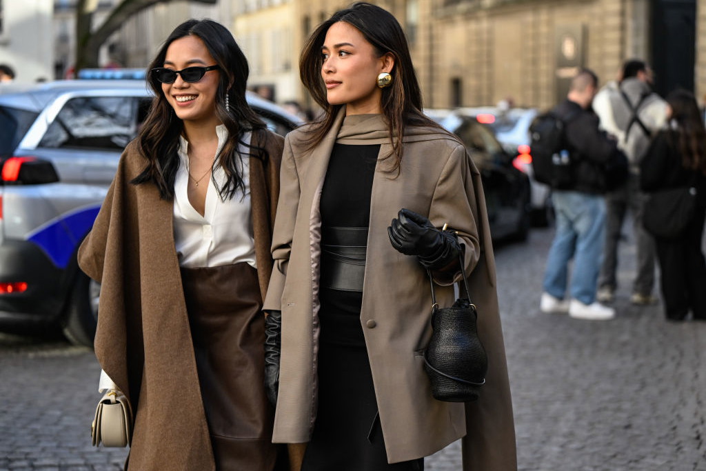 Cape coat – peleryna zamiast płaszcza. Trend Saint Laurent na jesień 2025