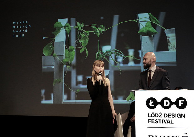 Gala wręczenia nagród w konkursie Mazda Design Award, od lewej: Alicja Patanowska (projektantka), Szymon Sołtysik (Mazda Polska)