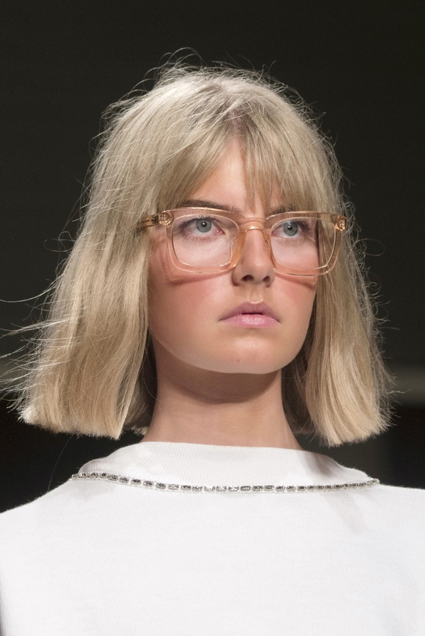 Blond, który odejmuje lat, pokaz Au Jour Le Jour