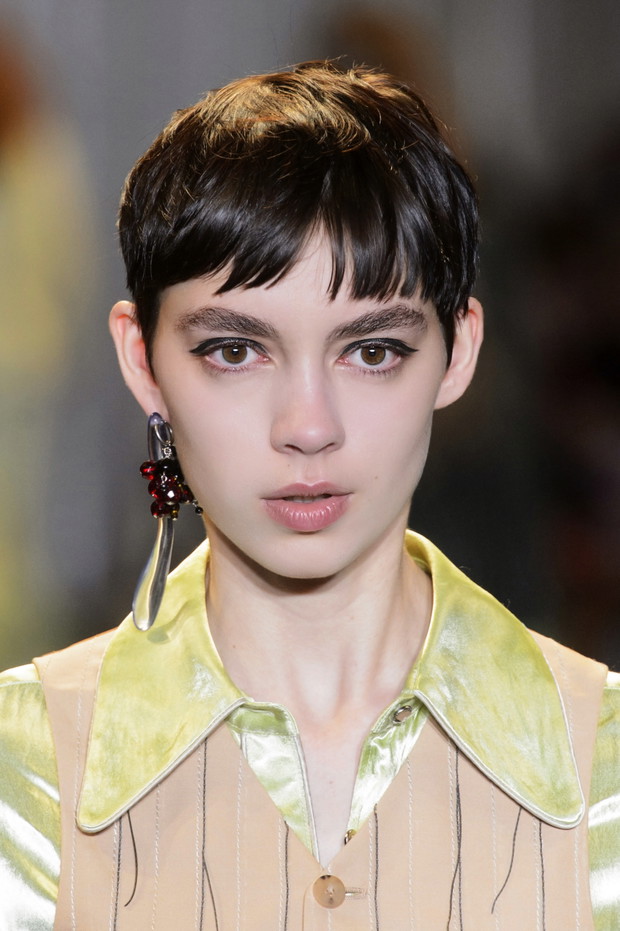 Pixie cut na wybiegu, pokaz Acne