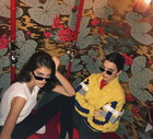 Modelki Kaia Gerber i Kendall Jenner w wąskich okularach