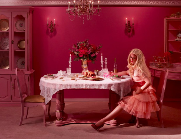 Nieszczęśliwa Barbie - In The Dollhouse, fot. Dina Goldstein