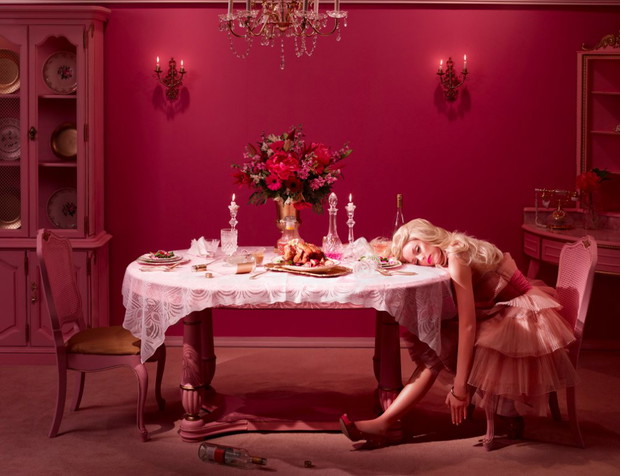 Nieszczęśliwa Barbie - In The Dollhouse, fot. Dina Goldstein