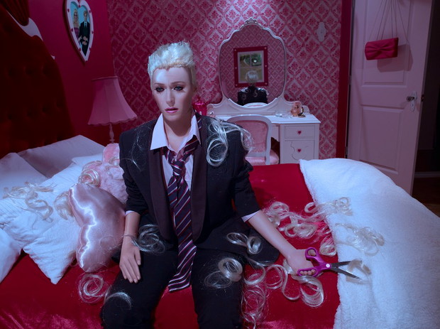 Nieszczęśliwa Barbie - In The Dollhouse, fot. Dina Goldstein