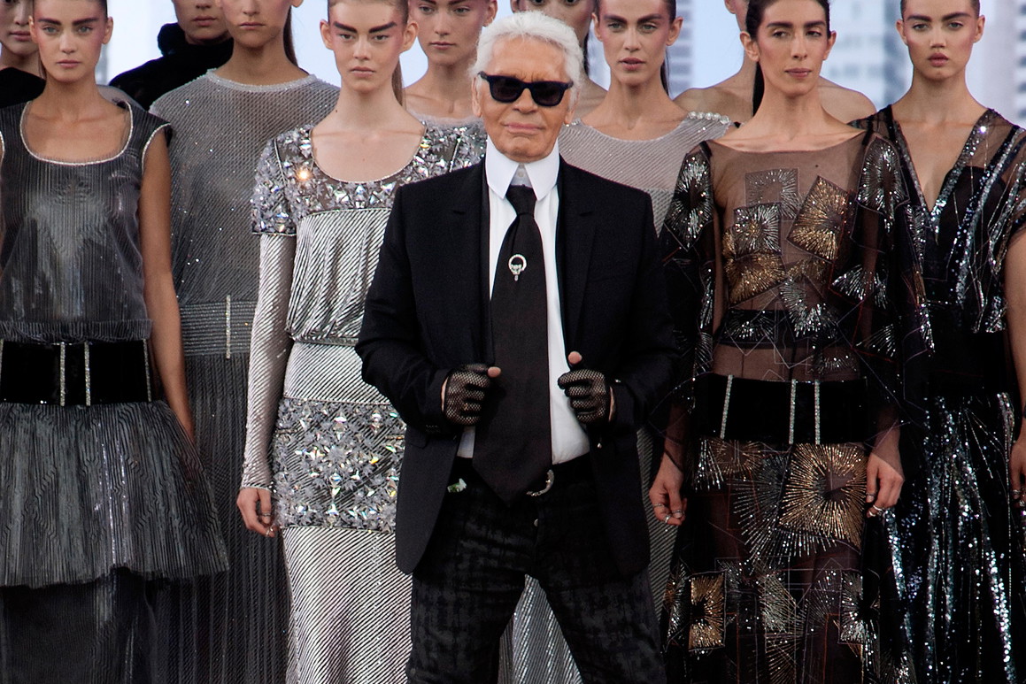 Karl Lagerfeld z modelkami