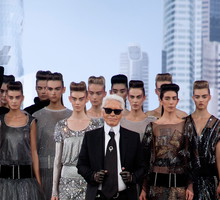Karl Lagerfeld z modelkami