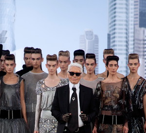 Karl Lagerfeld z modelkami