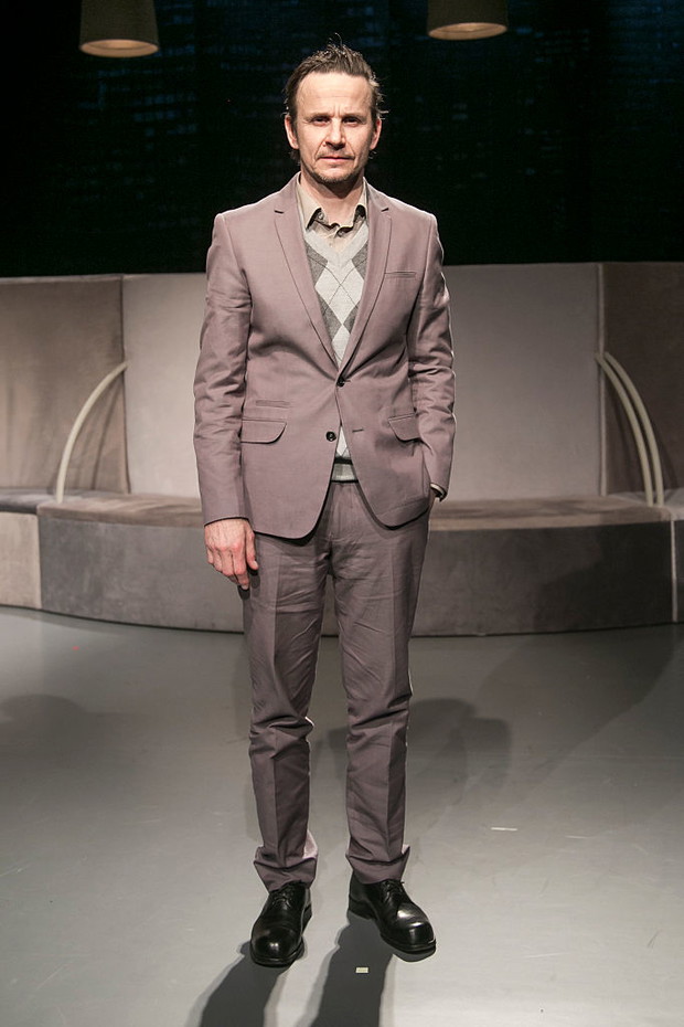 Aktor Bartłomiej Topa podczas próby teatralnej