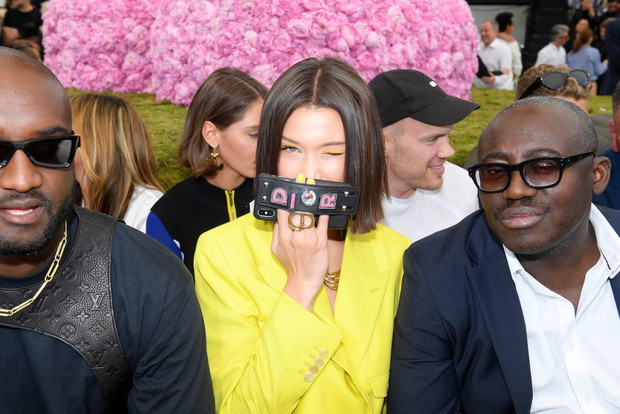 Bella Hadid na Paris Fashion Week i jej żółte paznokcie