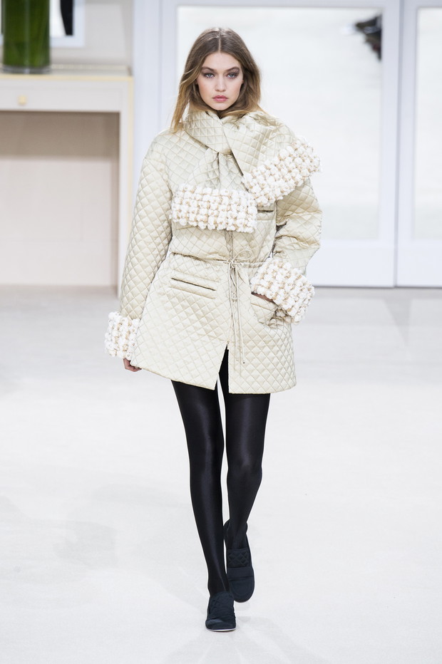Modelka na wybiegu Chanel