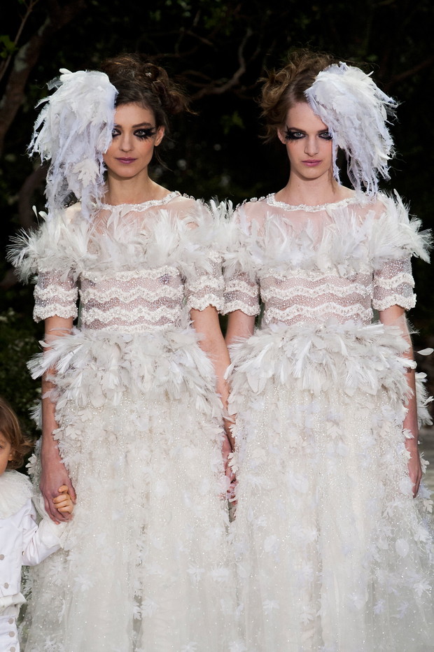 Modelki w tych samych kreacjach na pokazie Chanel