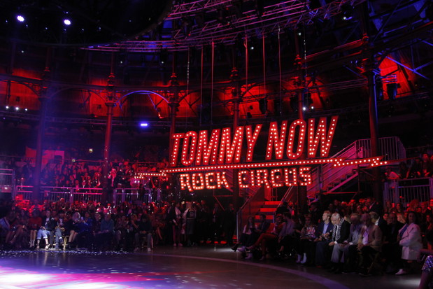 Neony na pokazie TommyNow Rock Circus