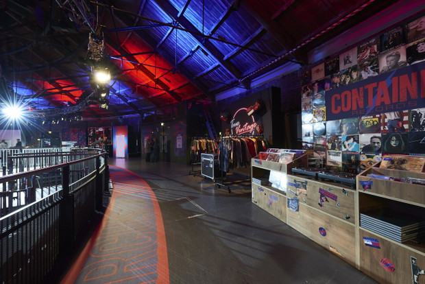 Płyty winylowe na pokazie TommyNow Rock Circus w Roundhouse w Londynie