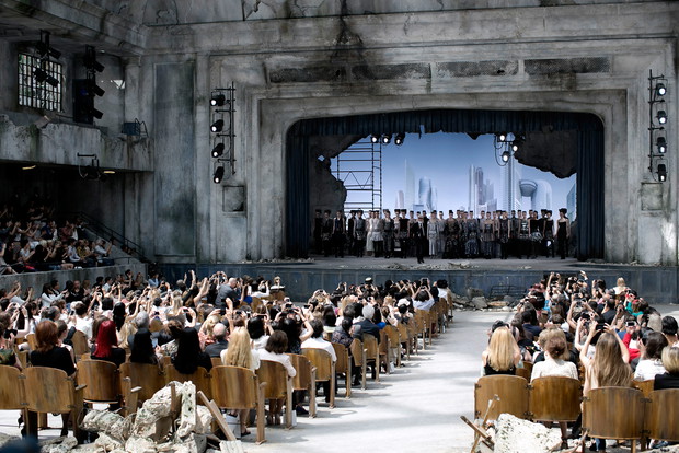 Pokaz Chanel przypominający przedstawienie teatralne