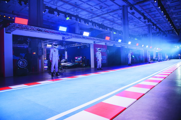 Pokaz TommyNow Drive nawiązywał do wyścigów rajdowych