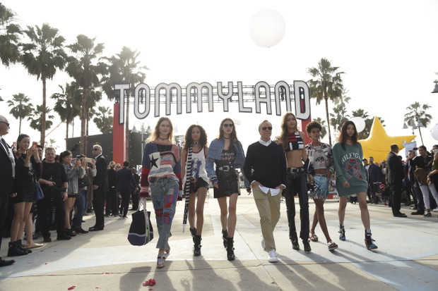 Projektant Tommy Hilfiger podczas pokazu TommyLand