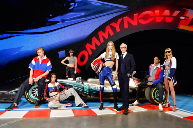 Tommy Hilfiger z modelkami podczas pokazy TommyNow Drive na wiosnę 2018 w Mediolanie