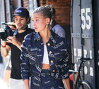 Hailey Baldwin w dżinsowym komplecie od Versace, Nowy Jork, 5.07.2018.
