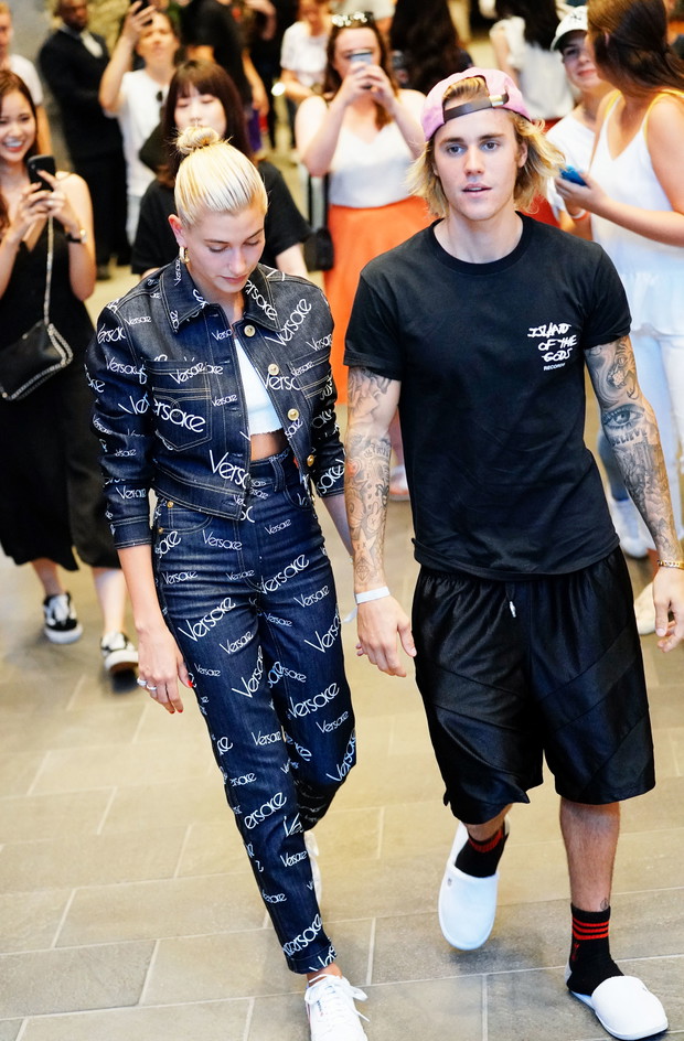 Hailey Baldwin w dżinsowym komplecie od Versace, Nowy Jork, 5.07.2018.