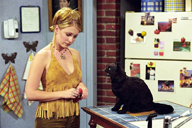 Sabrina i Salem w serialu Sabrina: nastoletnia czarownica