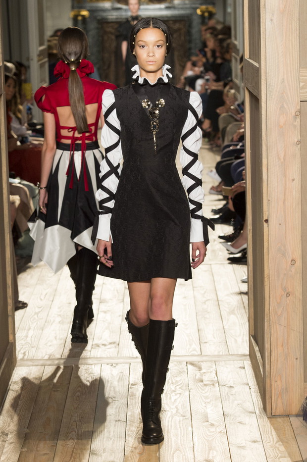 Valentino haute couture jesień-zima 2016/2017, fot. Imaxtree