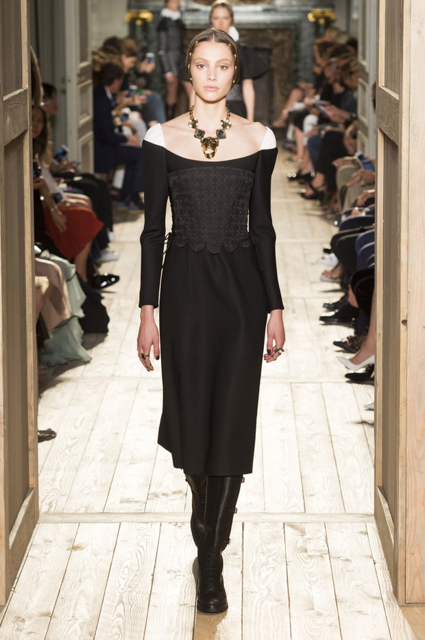 Valentino haute couture jesień-zima 2016/2017, fot. Imaxtree
