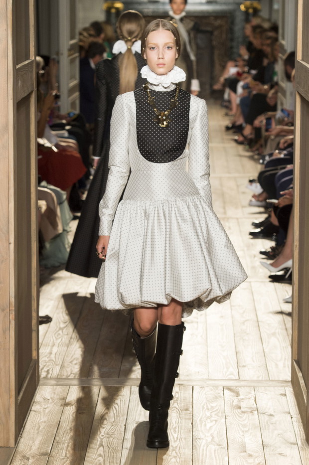 Valentino haute couture jesień-zima 2016/2017, fot. Imaxtree