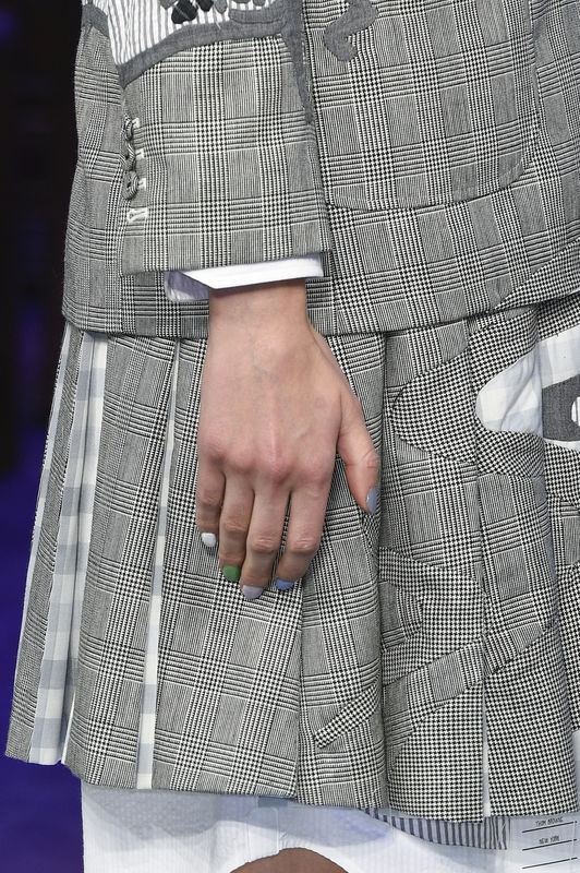 Kolorowe paznokcie, Thom Browne, fot. Imaxtree