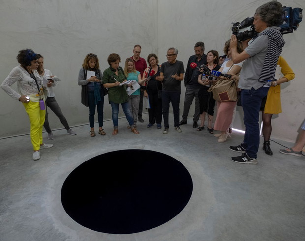 Instalacja „Descent into Limbo”, autor: Anish Kapoor