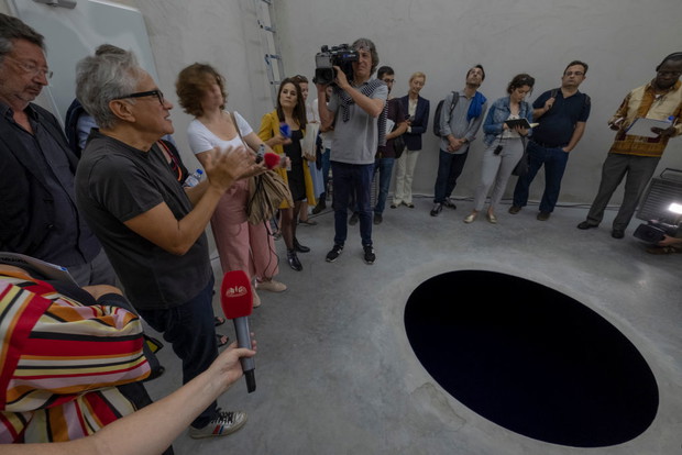 Instalacja „Descent into Limbo”, autor: Anish Kapoor