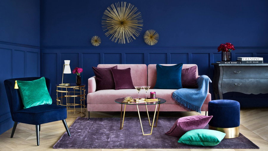 Welurowa sofa w salonie, Westwing