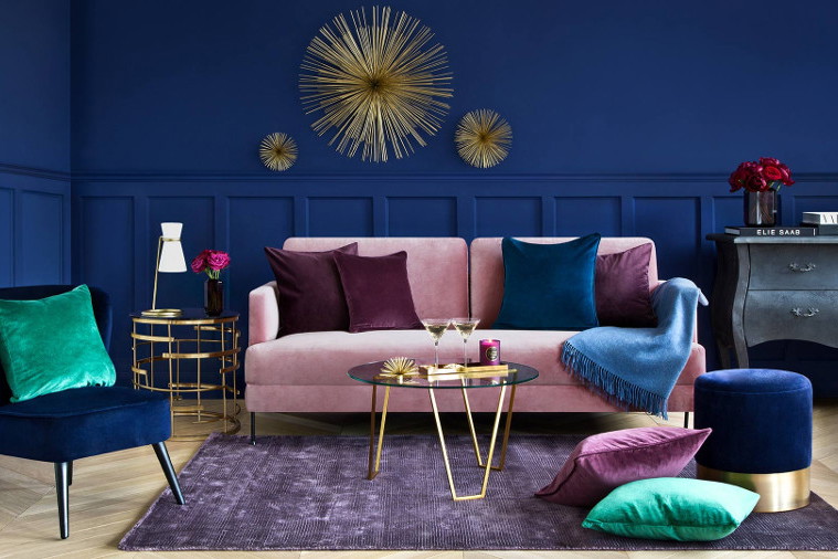 Welurowa sofa w salonie, Westwing