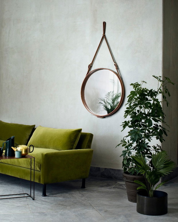 Welurowa sofa w salonie, GUBI