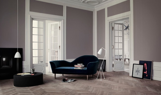 Welurowa sofa w salonie, GUBI