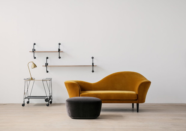 Welurowa sofa w salonie, GUBI