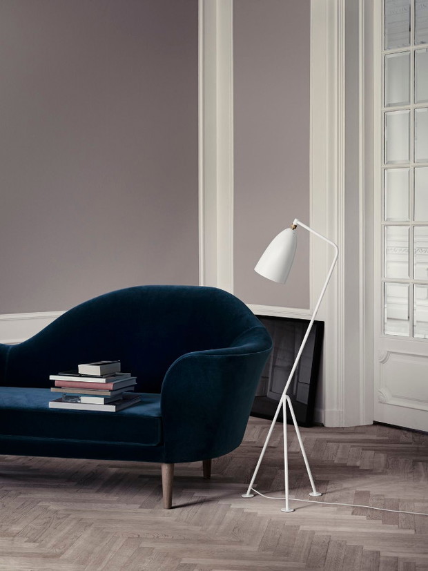 Welurowa sofa w salonie, GUBI