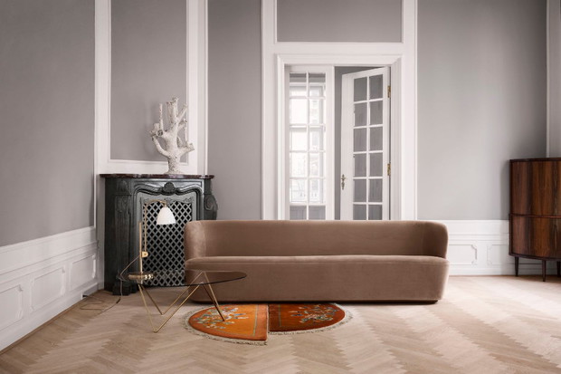 Welurowa sofa w salonie, GUBI