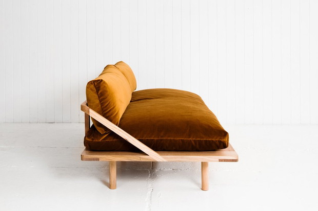 Welurowa sofa w salonie, Pop&Scott