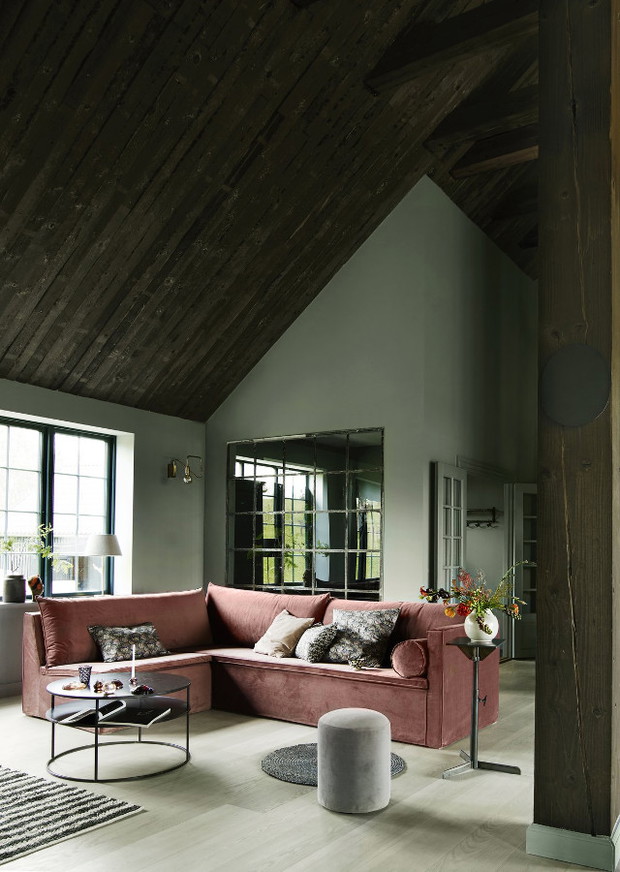 Welurowa sofa w salonie, Tine K Home