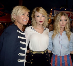 Od lewej: Yolanda Hadid, Taylor Swift, Martha Hunt & Lewis Hamilton