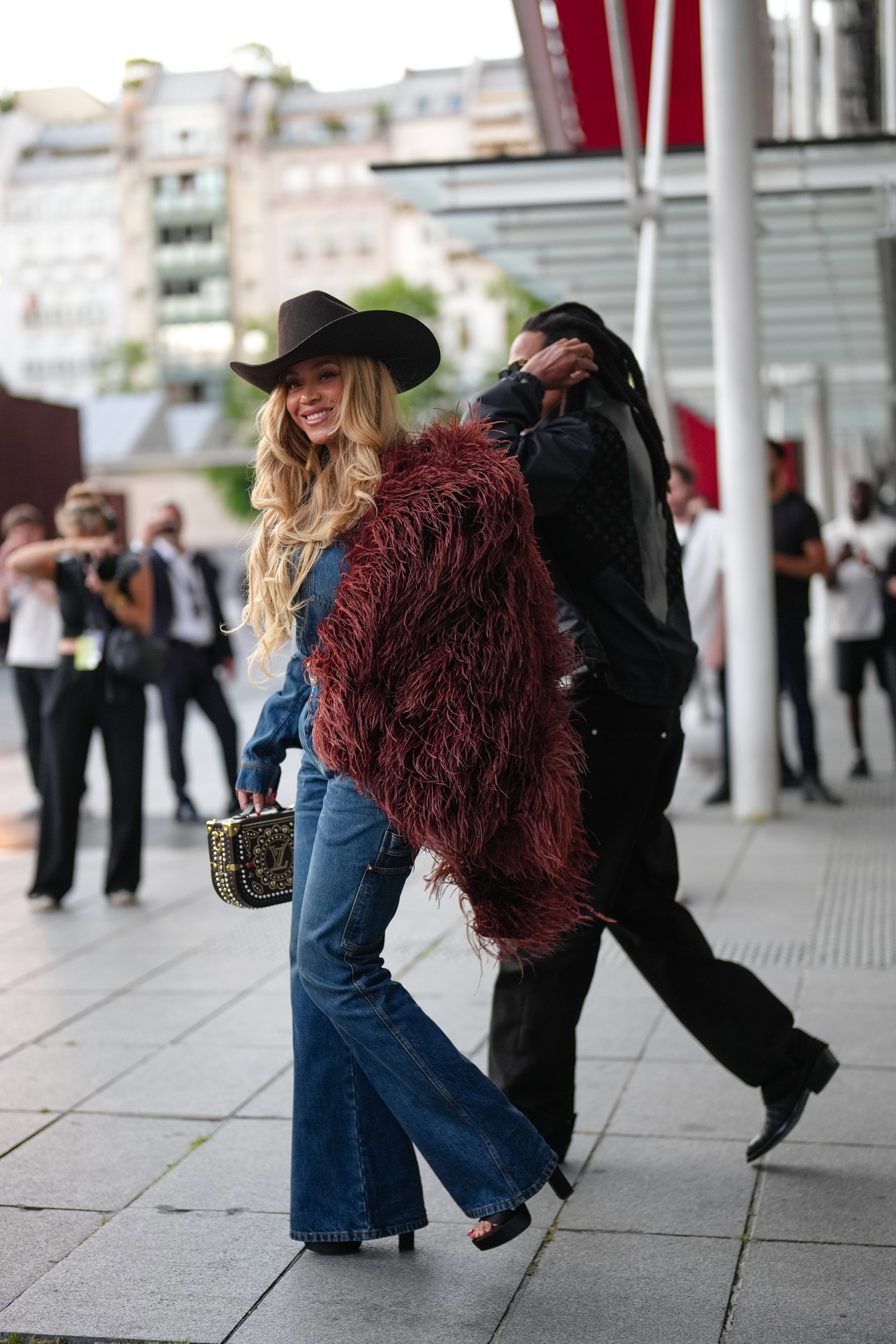 Petite wide-leg jeans z Zary – idealne dla niskich na jesień 2025
