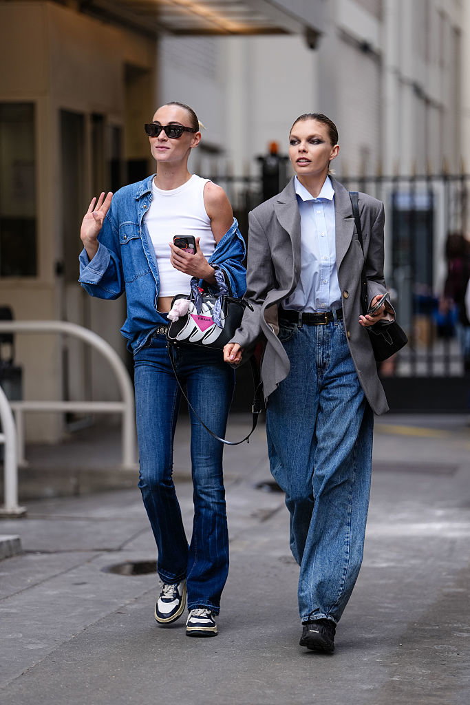 Petite wide-leg jeans: idealne spodnie dla niskich
