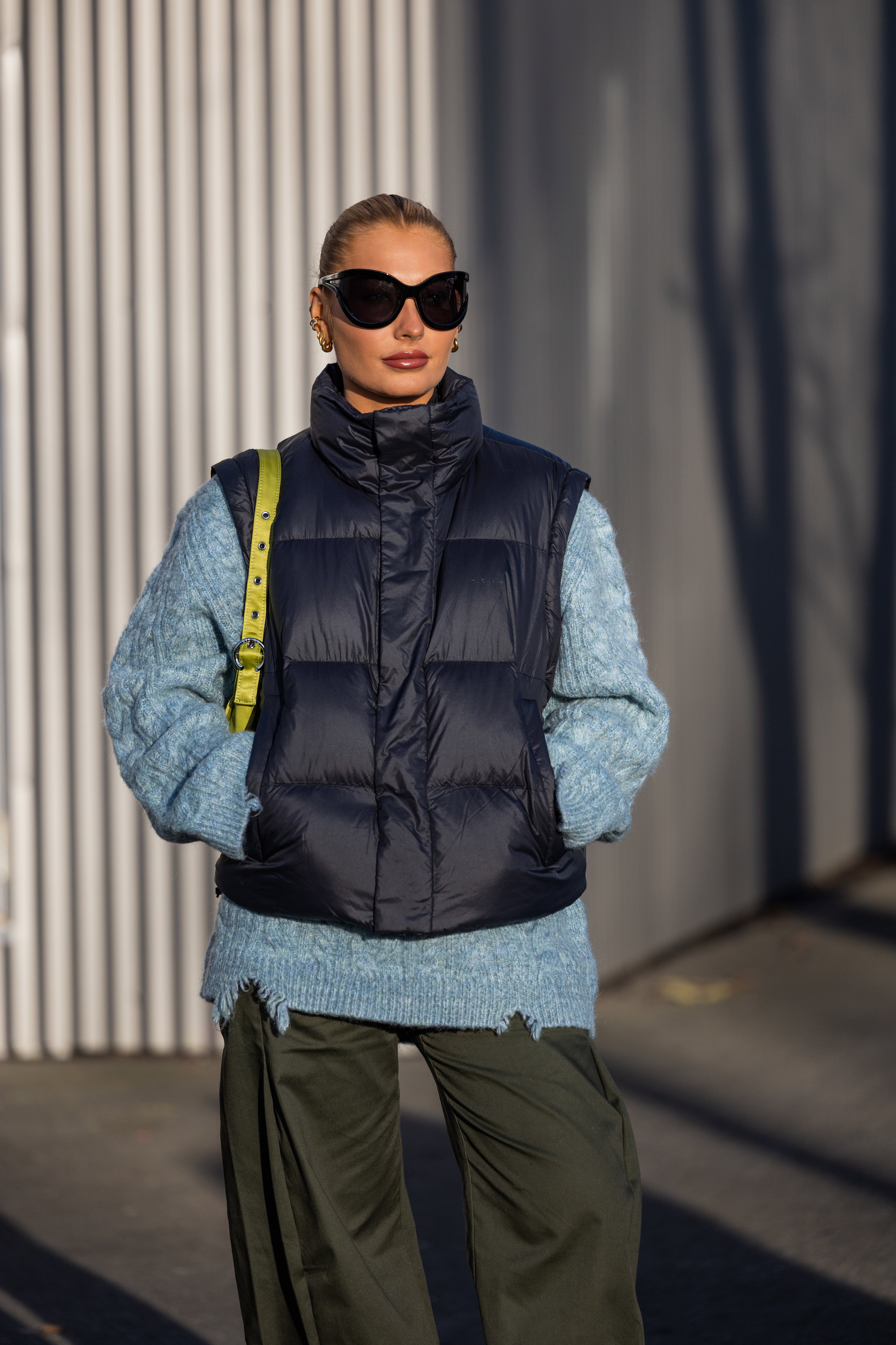Puffer vest z Uniqlo to hit jesieni 2025. Skandynawki noszą ją zamiast ramoneski