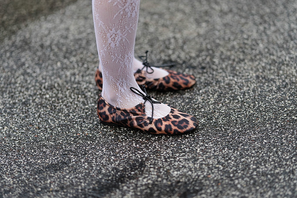 Modne baleriny na jesień 2025 – leopard-print z paskiem