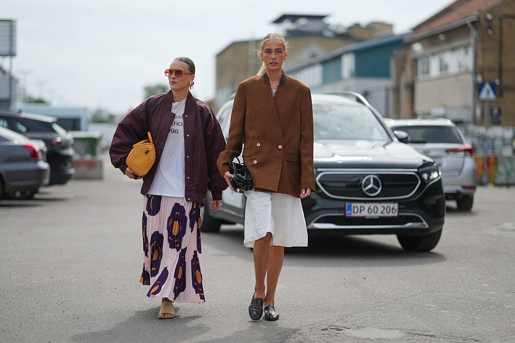 Wall street look: marynarka + spódnica i mokasyny